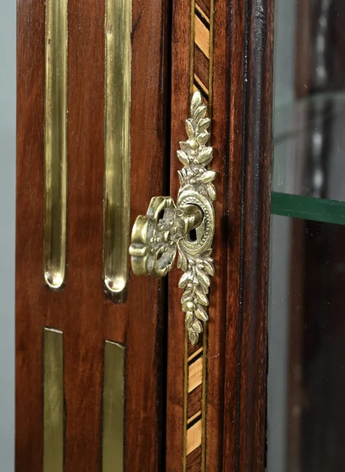 VITRINE IM LOUIS XV-STIL