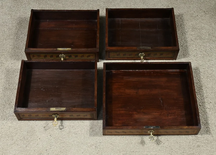 VITRINE IM LOUIS XV-STIL