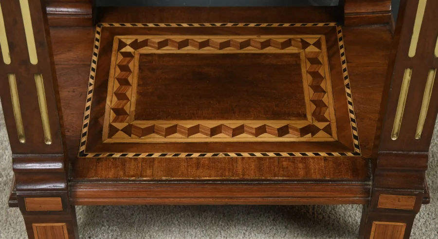 VITRINE IM LOUIS XV-STIL