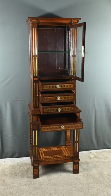 VITRINE IM LOUIS XV-STIL