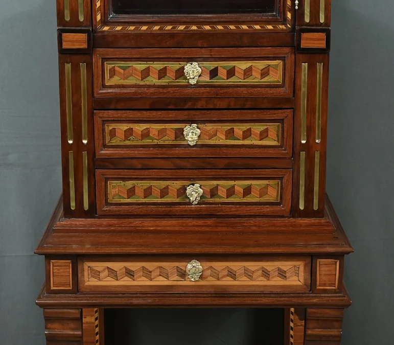 VITRINE IM LOUIS XV-STIL