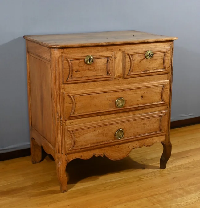 Petite Commode en Frêne, Transition Louis XIV/Louis XV – Fin XVIIIe
