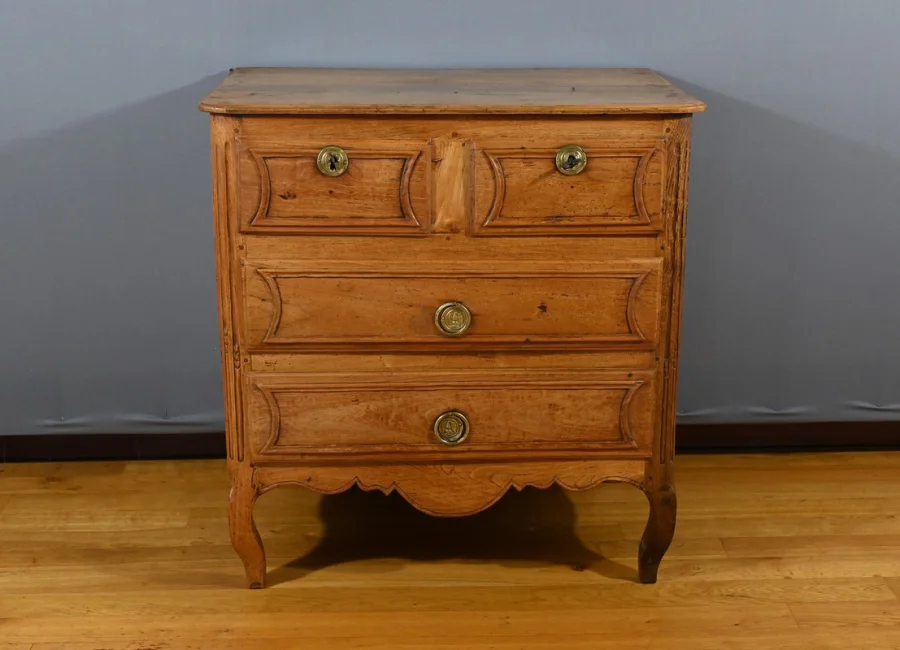 Petite Commode en Frêne, Transition Louis XIV/Louis XV – Fin XVIIIe