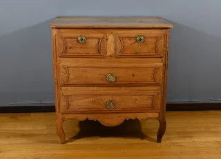 Petite Commode en Frêne, Transition Louis XIV/Louis XV – Fin XVIIIe