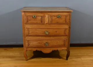 Petite Commode en Frêne, Transition Louis XIV/Louis XV – Fin XVIIIe