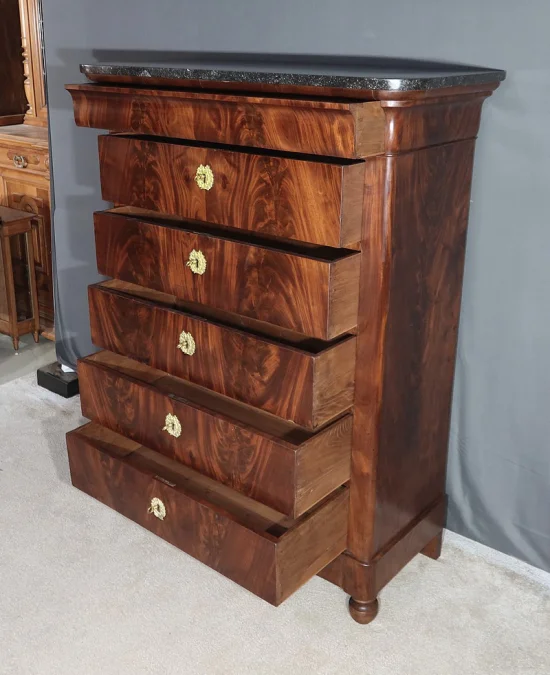 Chiffonnier en ronce d’acajou, époque Restauration – Début XIXe