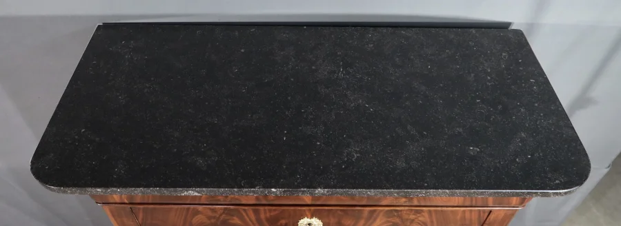 Chiffonnier en ronce d’acajou, époque Restauration – Début XIXe
