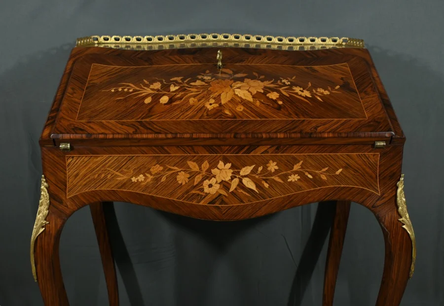 SCHREIBTISCH IM LOUIS XV-STIL