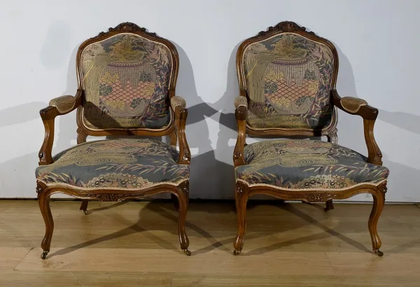 WOHNZIMMER-GRUPPE IM LOUIS XV-STIL