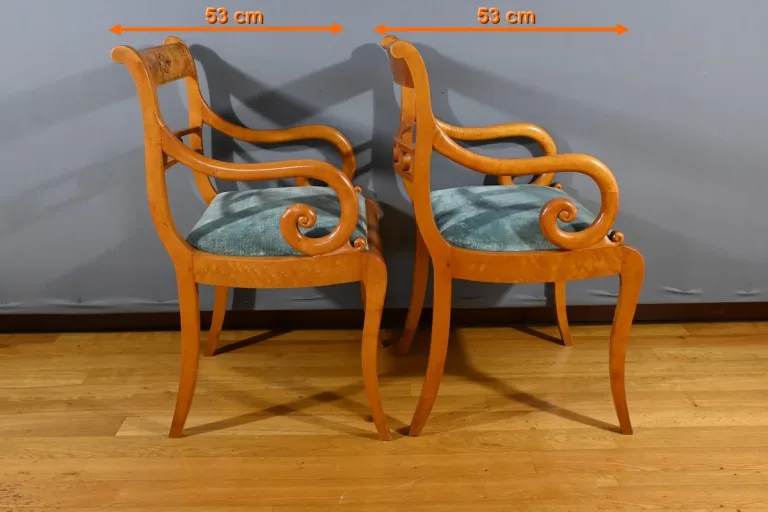 Paire de Fauteuils en Érable Moucheté, style Charles X – Milieu XXe