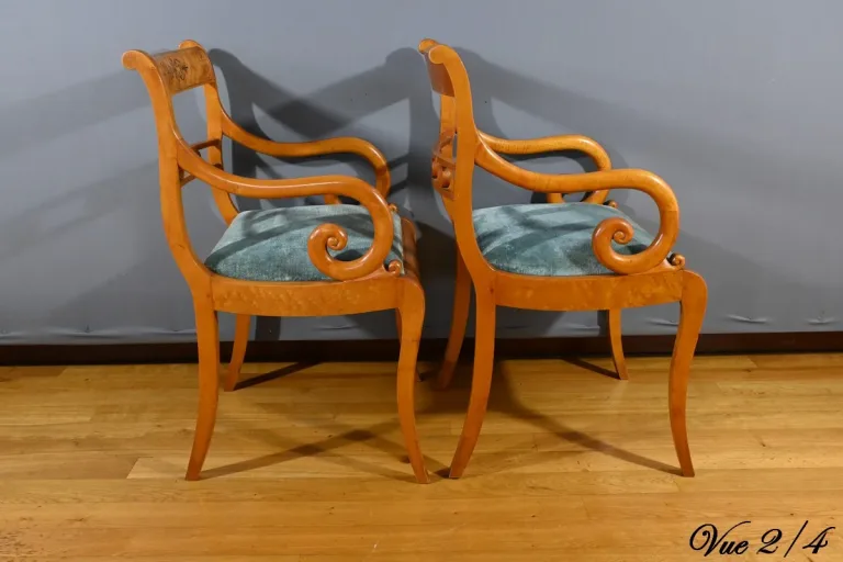 Paire de Fauteuils en Érable Moucheté, style Charles X – Milieu XXe