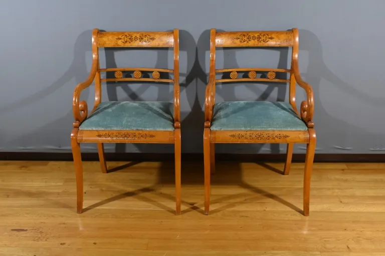 Paire de Fauteuils en Érable Moucheté, style Charles X – Milieu XXe