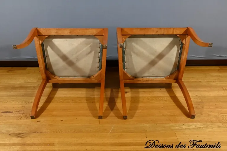 Paire de Fauteuils en Érable Moucheté, style Charles X – Milieu XXe