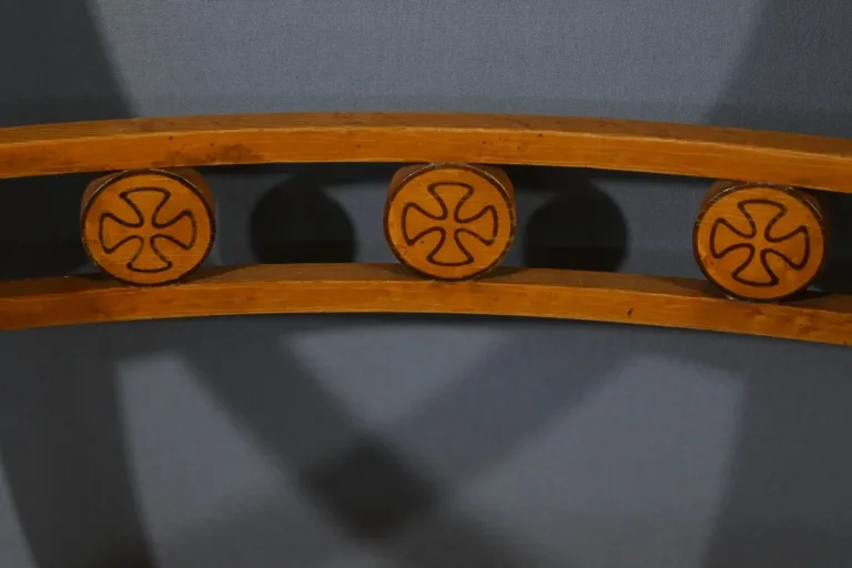 Paire de Fauteuils en Érable Moucheté, style Charles X – Milieu XXe