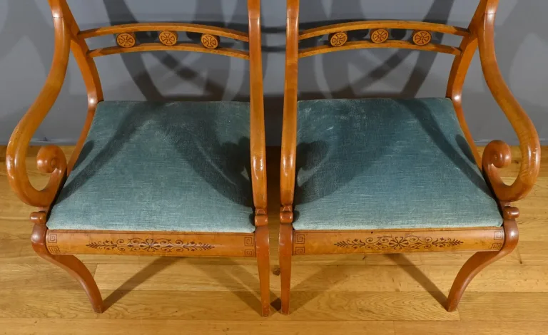 Paire de Fauteuils en Érable Moucheté, style Charles X – Milieu XXe