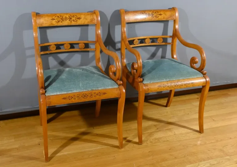 Paire de Fauteuils en Érable Moucheté, style Charles X – Milieu XXe