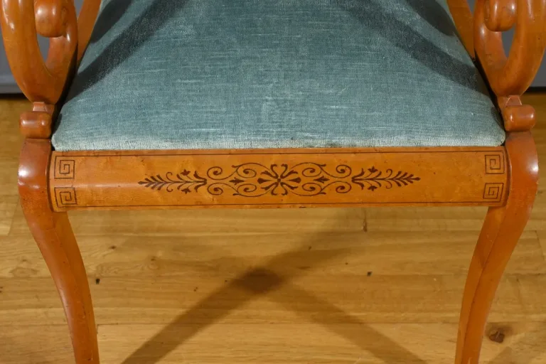 Paire de Fauteuils en Érable Moucheté, style Charles X – Milieu XXe