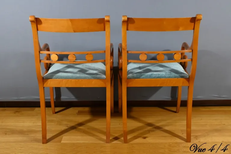 Paire de Fauteuils en Érable Moucheté, style Charles X – Milieu XXe