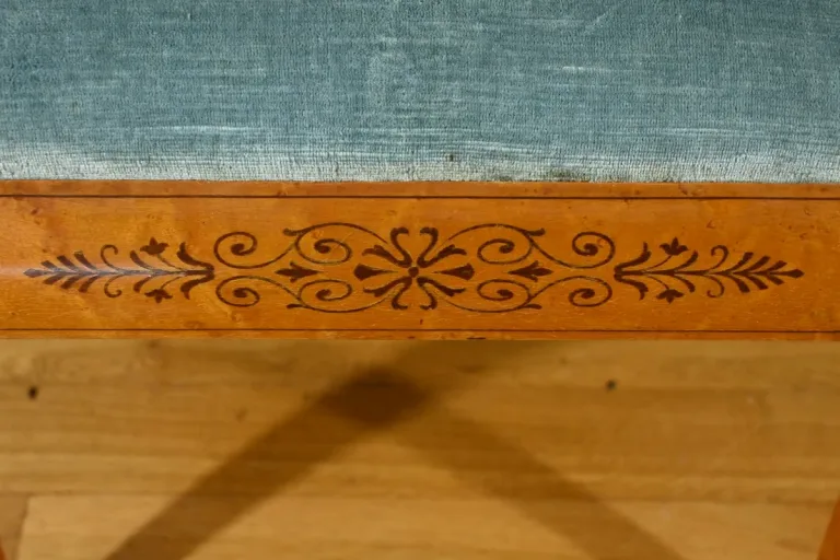 Paire de Fauteuils en Érable Moucheté, style Charles X – Milieu XXe