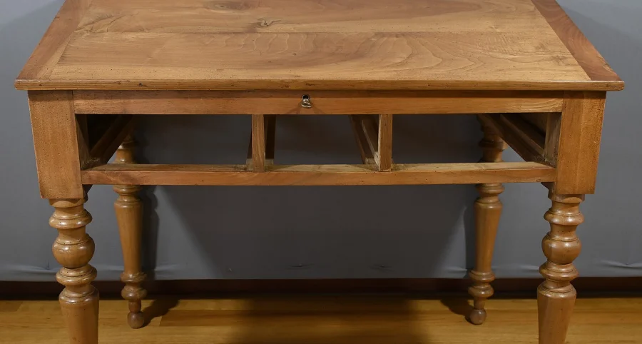 Schreibtisch aus dem 19. Jahrhundert mit Schrägplatte