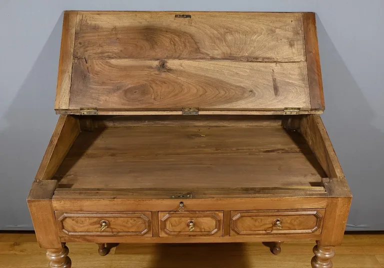 Bureau de Pente en Noyer massif, style Louis-Philippe – 2ème partie XIXe