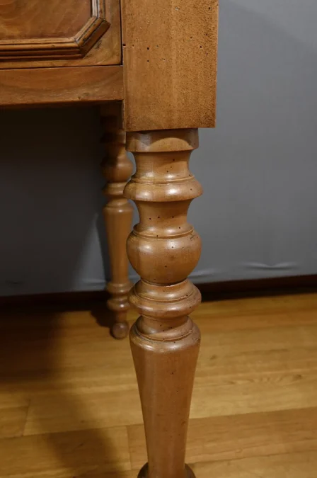 Schreibtisch aus dem 19. Jahrhundert mit Schrägplatte