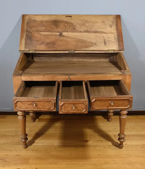 Bureau de Pente en Noyer massif, style Louis-Philippe – 2ème partie XIXe