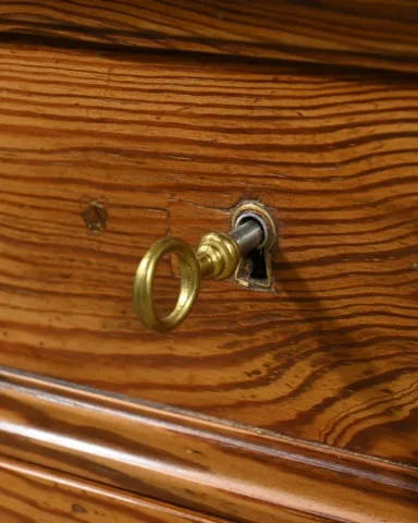 Petite Commode en Pitchpin – 1930