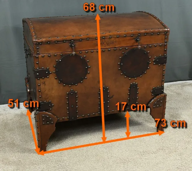 Importante Malle Coffre en Cuir Clouté – 1950