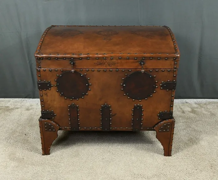 Importante Malle Coffre en Cuir Clouté – 1950