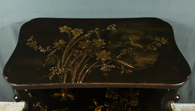 Table à Thé en Bois Laqué à Décors Asiatiques – Fin XIXe
