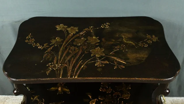 Table à Thé en Bois Laqué à Décors Asiatiques – Fin XIXe