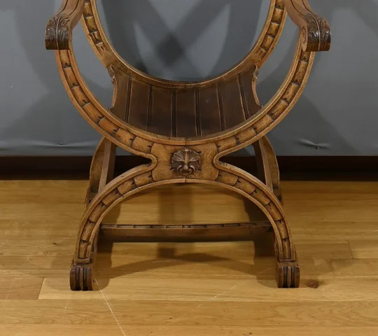 Fauteuil Dagobert en Noyer, style Médiéval – Fin XIXe