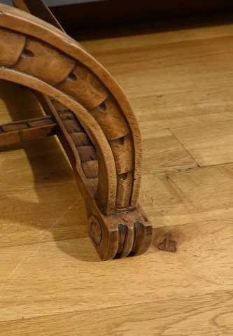 Fauteuil Dagobert en Noyer, style Médiéval – Fin XIXe