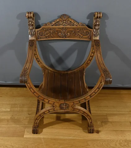 Fauteuil Dagobert en Noyer, style Médiéval – Fin XIXe