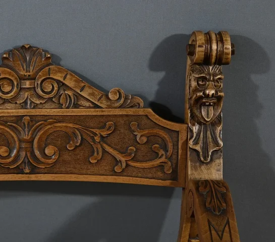 Fauteuil Dagobert en Noyer, style Médiéval – Fin XIXe