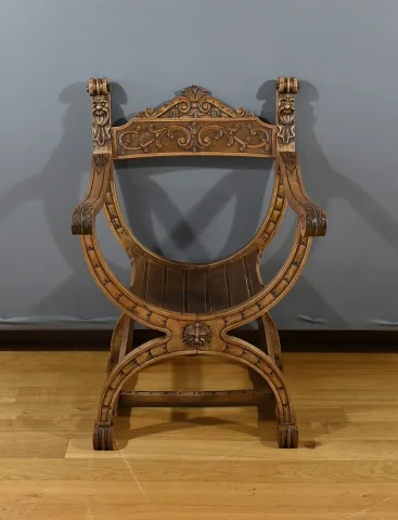 Fauteuil Dagobert en Noyer, style Médiéval – Fin XIXe