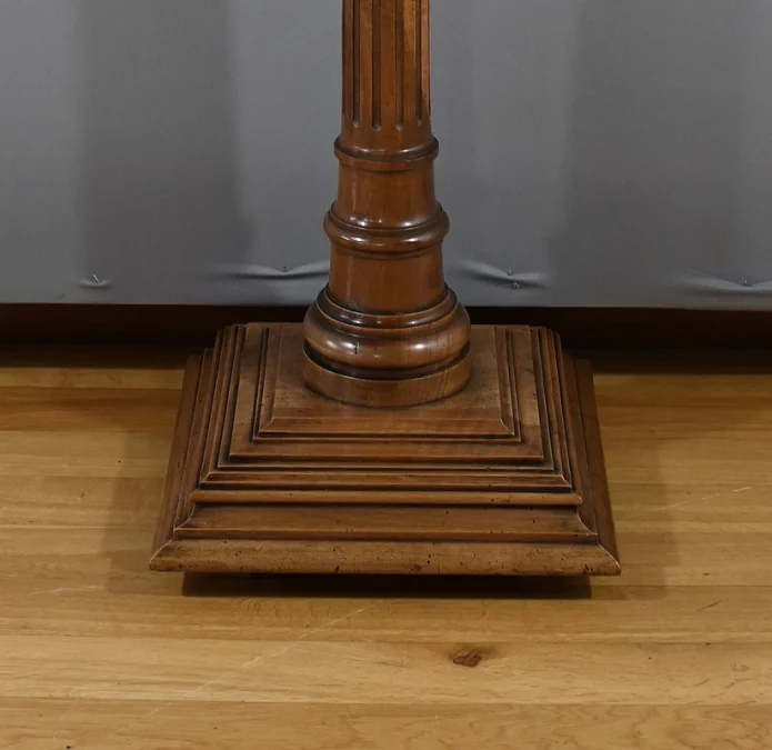 STÄNDER IM LOUIS XVI-STIL