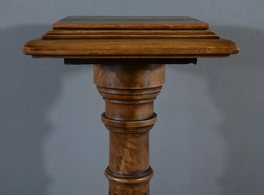 STÄNDER IM LOUIS XVI-STIL