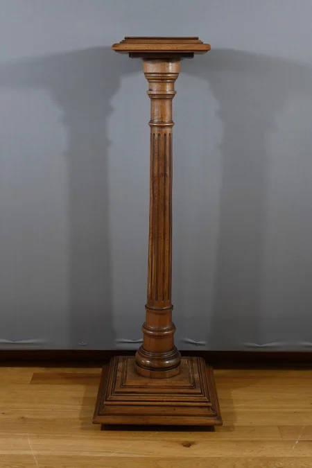 STÄNDER IM LOUIS XVI-STIL