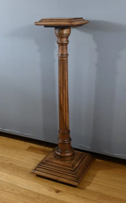 STÄNDER IM LOUIS XVI-STIL