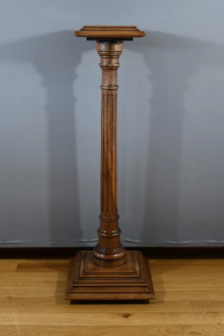 STÄNDER IM LOUIS XVI-STIL