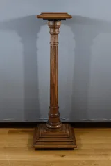 STÄNDER IM LOUIS XVI-STIL