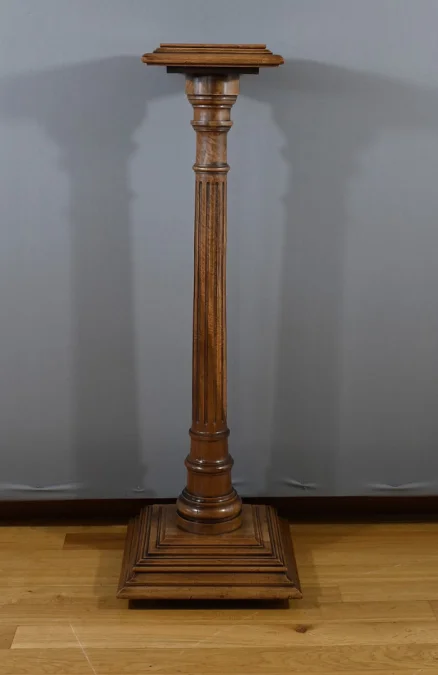 STÄNDER IM LOUIS XVI-STIL