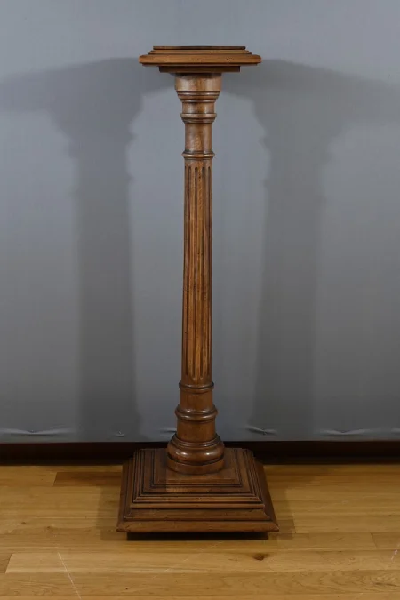 STÄNDER IM LOUIS XVI-STIL