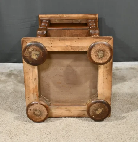 Petite Table de Salon en Noyer massif, style Louis-Philippe – Fin XIXe