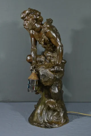 Important Régule monté en lampe « Pirate à l’affût », signé A. Foretay – Début XXe