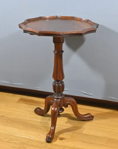 LOUIS PHILIPPE PERIOD DREIBEINTISCH