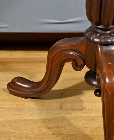 LOUIS PHILIPPE PERIOD DREIBEINTISCH
