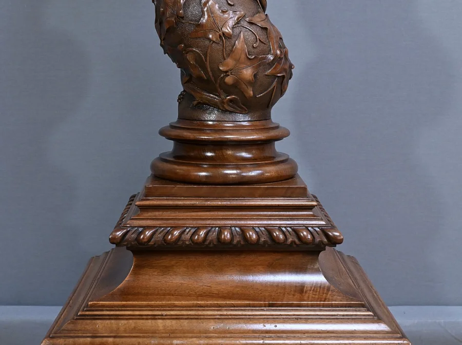 SÄULE AUS WALNUSS